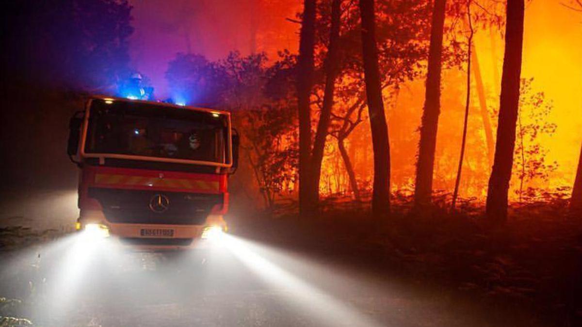 La Teste-de-buch (Francia) El área de Gironda en Francia está en las garras de dos incendios forestales con más de 10,000 hectáreas ya quemadas.