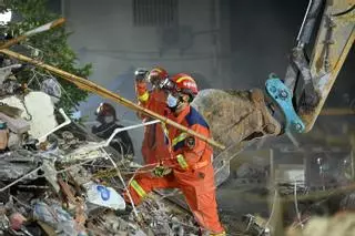 Un edificio se viene abajo en China dejando al menos tres muertos y un herido