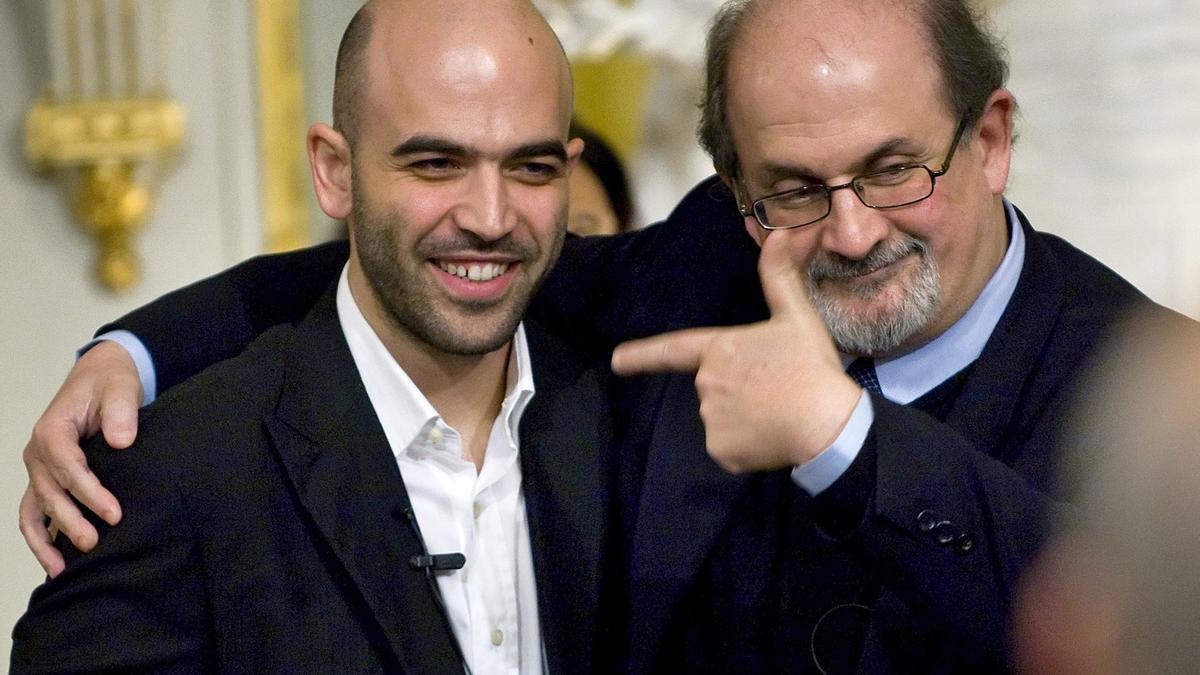 Roberto Saviano y Salman Rushdie, dos escritores amenazados, en una imagen de archivo tomada en 2008.