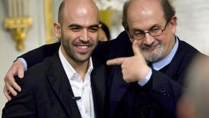 Roberto Saviano y Salman Rushdie, dos escritores amenazados, en una imagen de archivo tomada en 2008. 