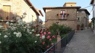 El pueblo de 50 vecinos que custodia una calleja de 41 centímetros