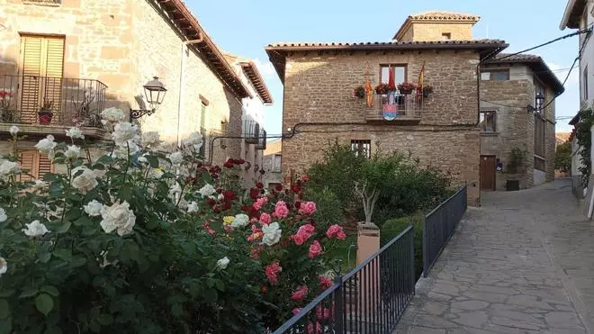 El pueblo de 50 vecinos que custodia una calleja de 41 centímetros