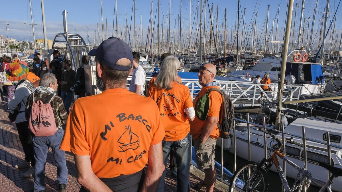 Miembros de la plataforma Mi barco, mi casa en un intento de freno de un desahucio en el Puerto.