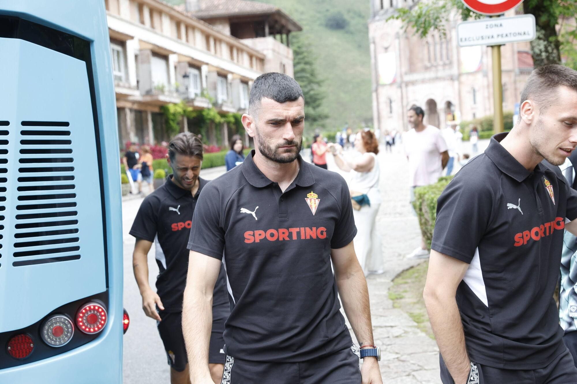 EN IMÁGENES: Visita del Sporting a La Santina en Covadonga