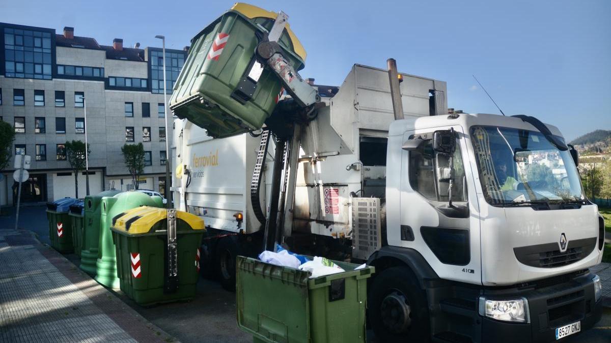 Un camión vacía un colector en una calle de Pontevedra. // Rafa Vázquez