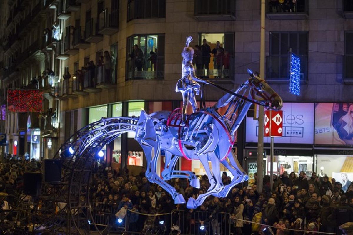 Cabalgata de los Reyes Magos en su paso por plaza Universitat