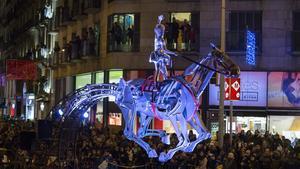 Cabalgata de los Reyes Magos en su paso por plaza Universitat