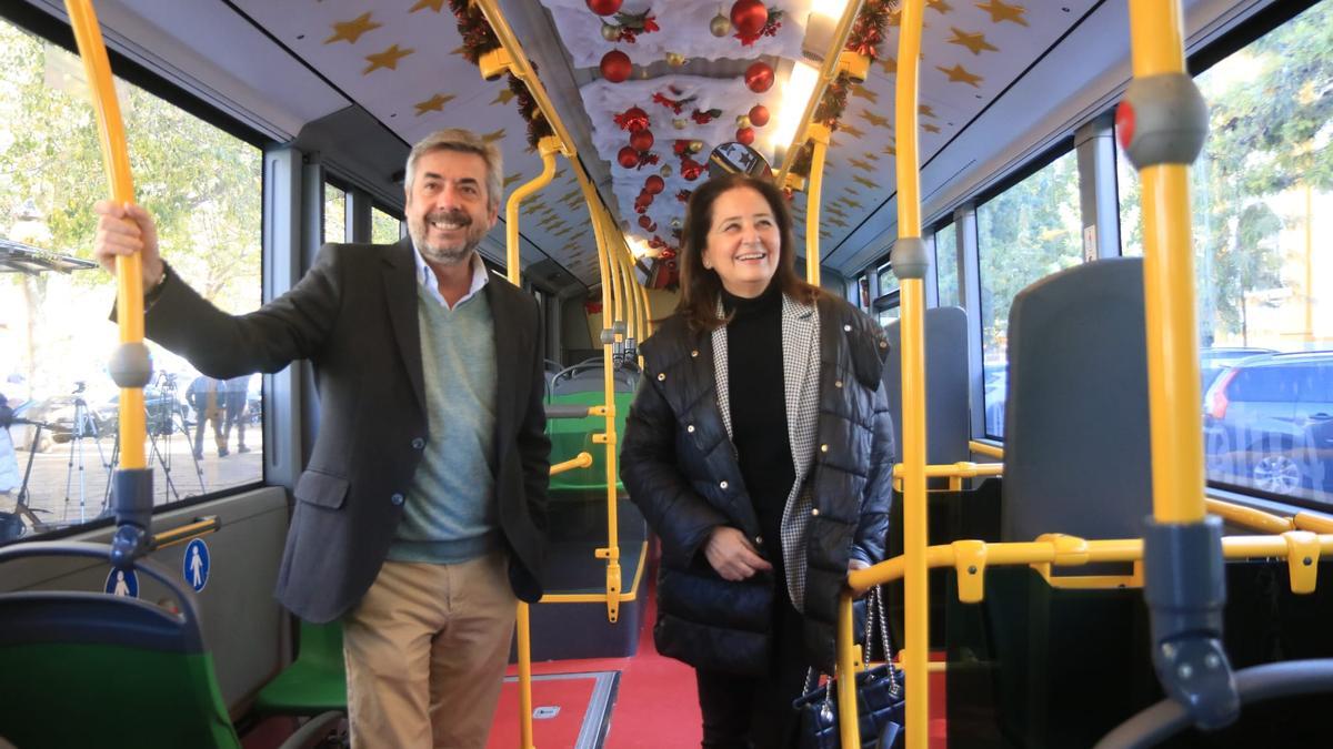 Miguel Ángel Torrico y Ana Tamayo, en el interior de uno de los autobuses decorados por Navidad.