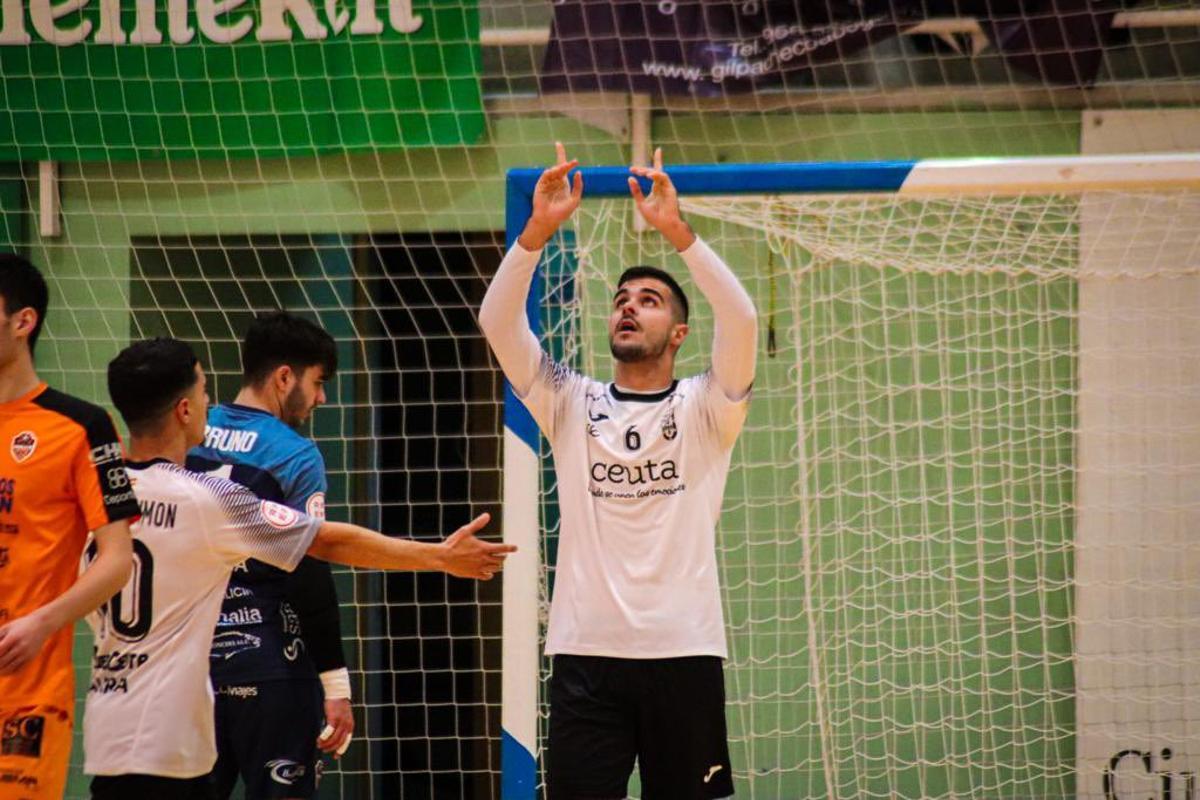 Hugo Alonso celebra un tanto con el Ceutí.