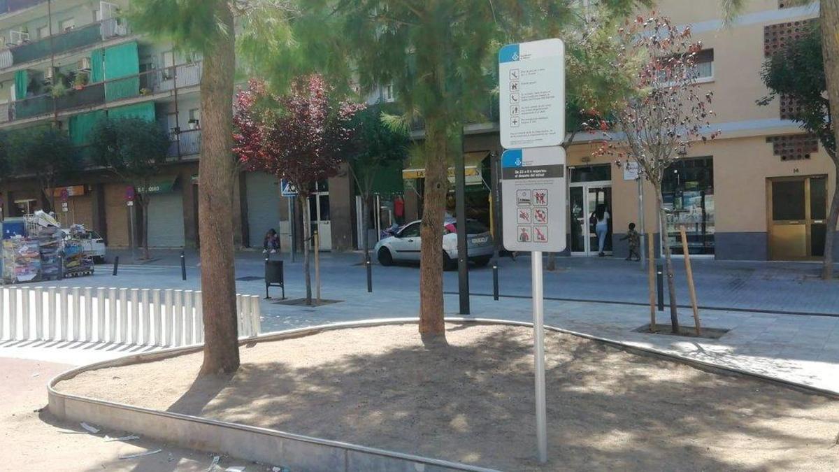 Una señalización en la plaza Joan XXIII en el barrio de Rocafonda de Mataró.