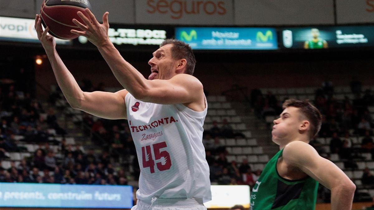 El escolta del Zaragoza Janis Blums entra a canasta ante el base del Joventut Nenad Dimitrijevic.