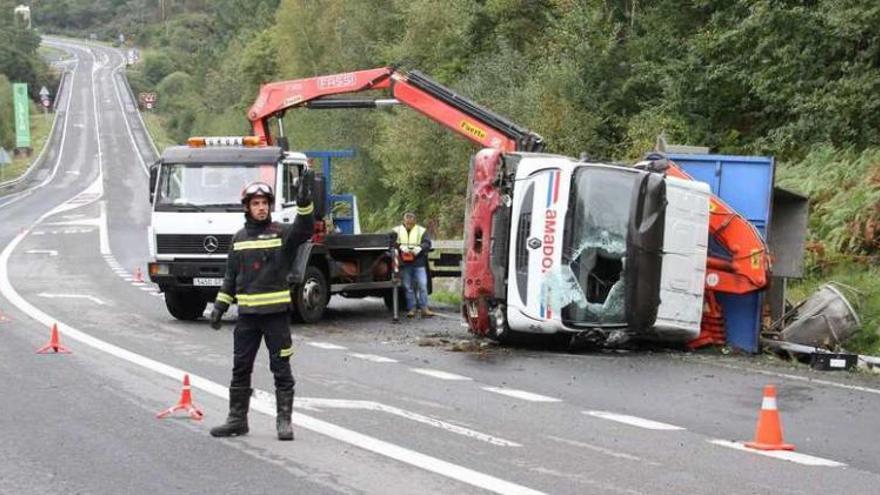 Un bombero regula el tráfico, ayer, poco después del siniestro de un camión Ponte Vilariño. // Bernabé