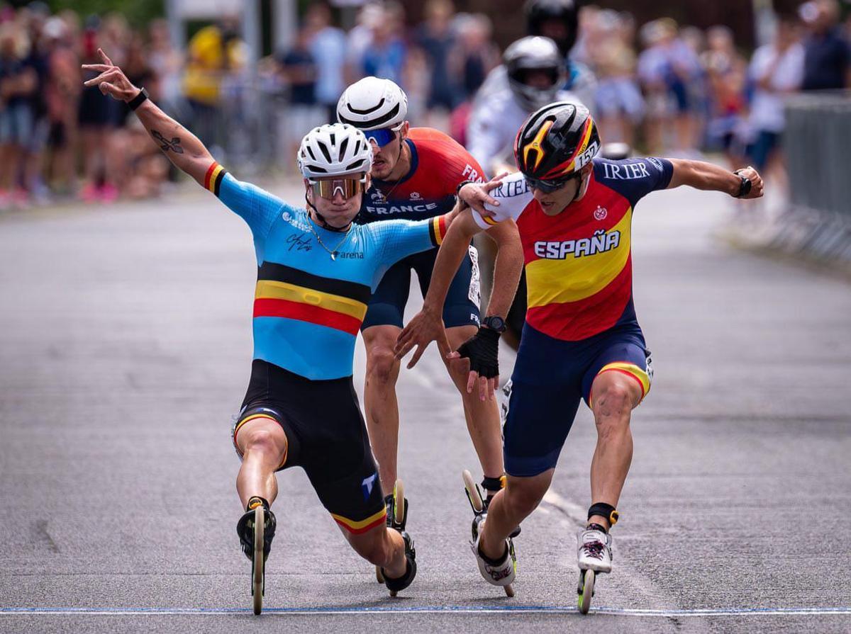 Manu Taibo, con el uniforme de España, cruza la línea de meta.