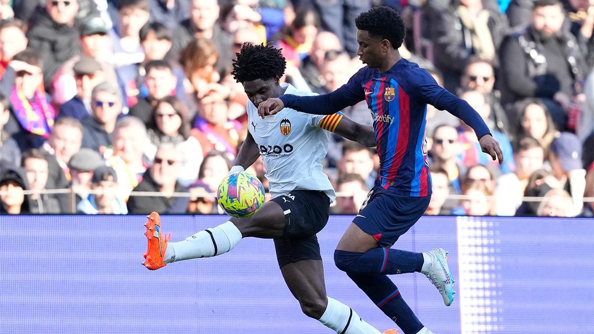 Balde y Kourouma disputan el balón en el encuentro de liga en el Camp Nou
