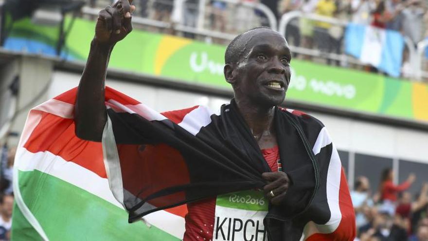 Kipchoge celebra su victoria en el maratón.