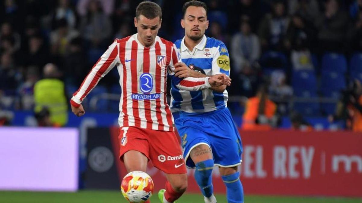Antoine Griezmann gana un duelo con Quagliata en un lance del encuentro.