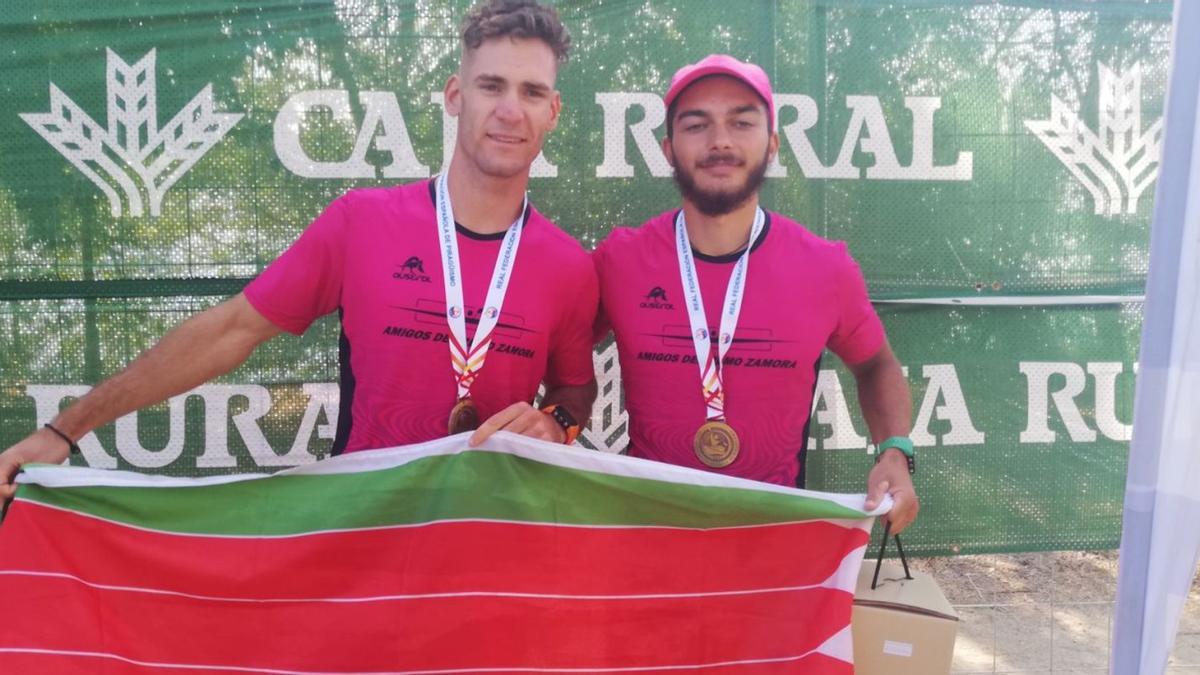 Raúl Coco y Spas Dimitrov, después de proclamarse campeones de España en K-2 Juvenil. | LOZ