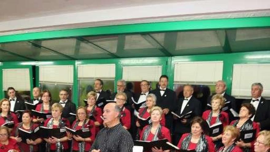 Multitudinario concierto de corales en la Casa da Terceira Idade grovense