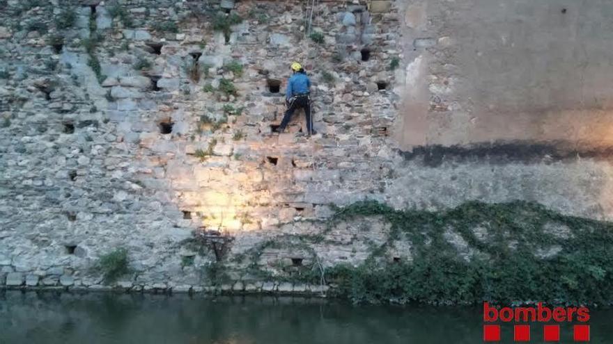 El bomber va baixar pel mur fent ràpel.