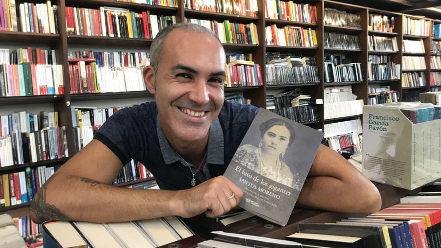 El escritor malagueño Santos Moreno posa con su libro, «El luto de los gigantes».