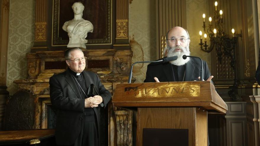 Fieles de València participan en una misa ante la tumba de San Vicente Ferrer en Vannes