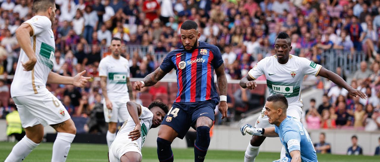 Bigas, John y Edgar Badia intentan frenar a Depay, con Helibelton detrás, durante el partido del sábado en el Camp Nou.