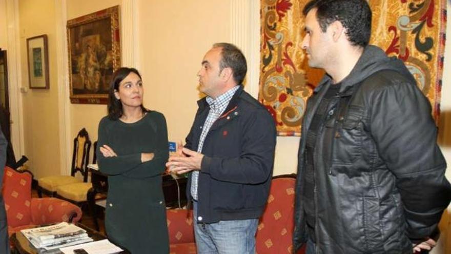 La edil no electa, Carmen Rodríguez, con el presidente de la Junta de Personal, Julio Domínguez.  // I.O.