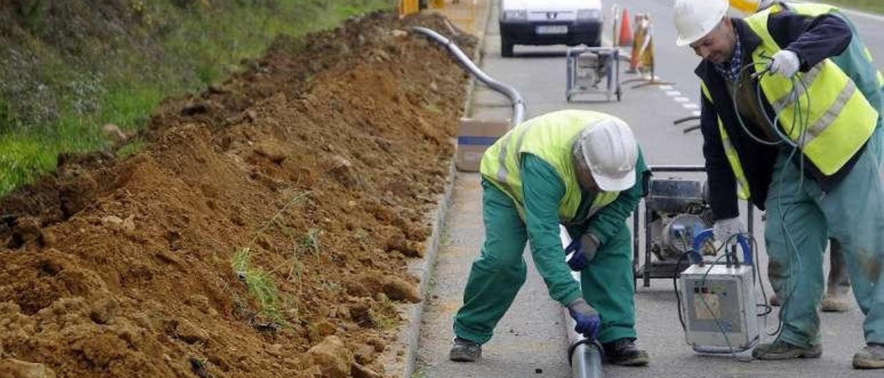 Obras, en 2013, para la dotación de agua a Fontao. // Bernabé/Javier Lalín