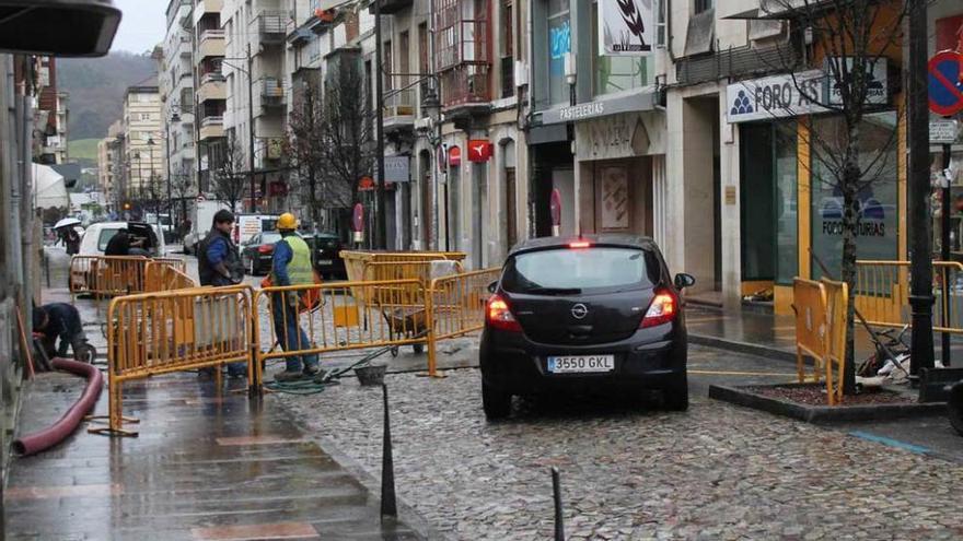 Un turismo sorteando ayer las vallas en la zona de las obras.