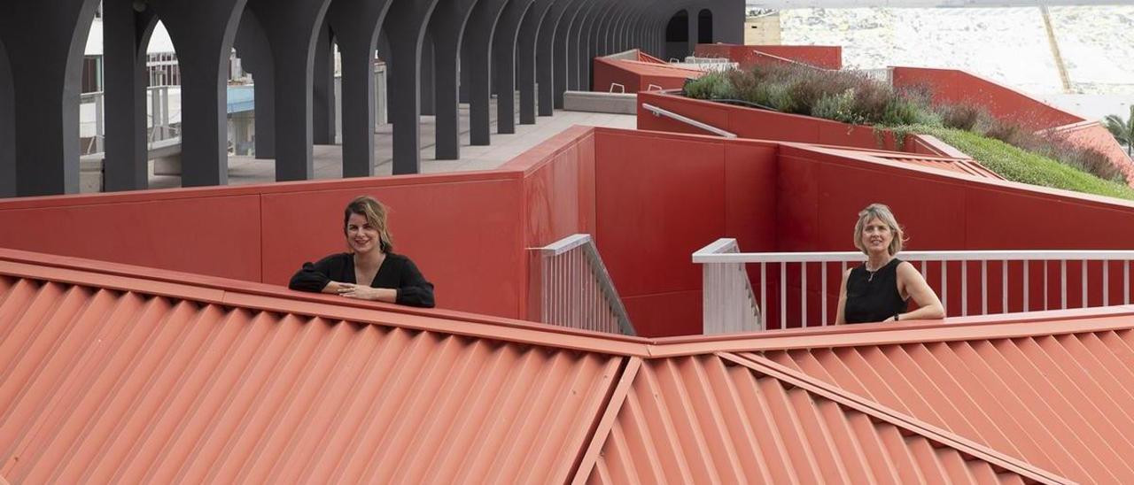 Las arquitectas Noemí Tejera y Elsa Guerra en la grada de Tribuna del Estadio Insular.