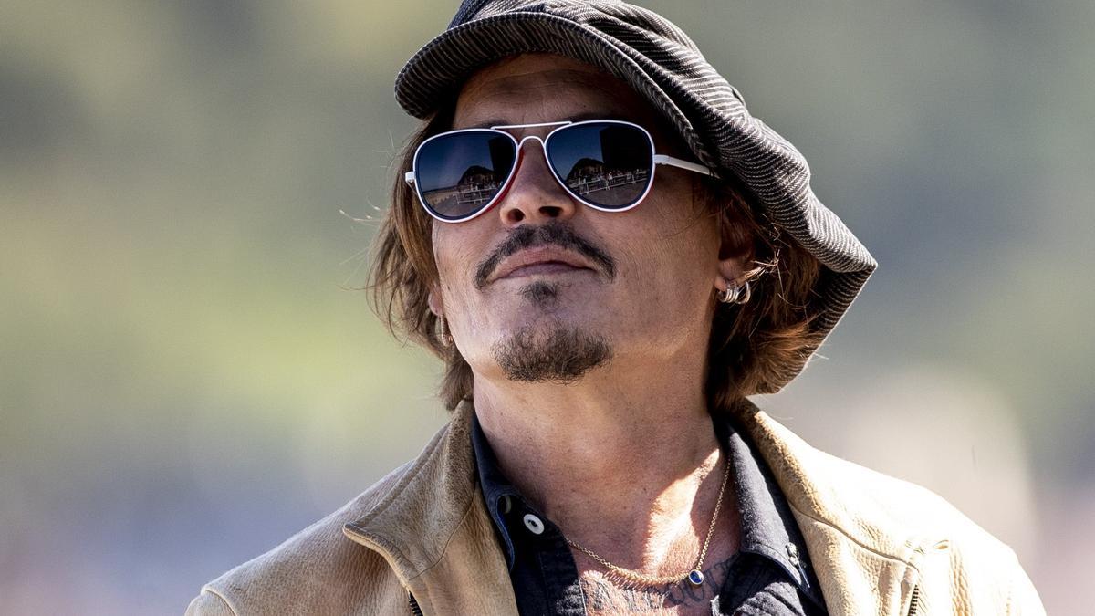 Johnny Depp mirando al infinito