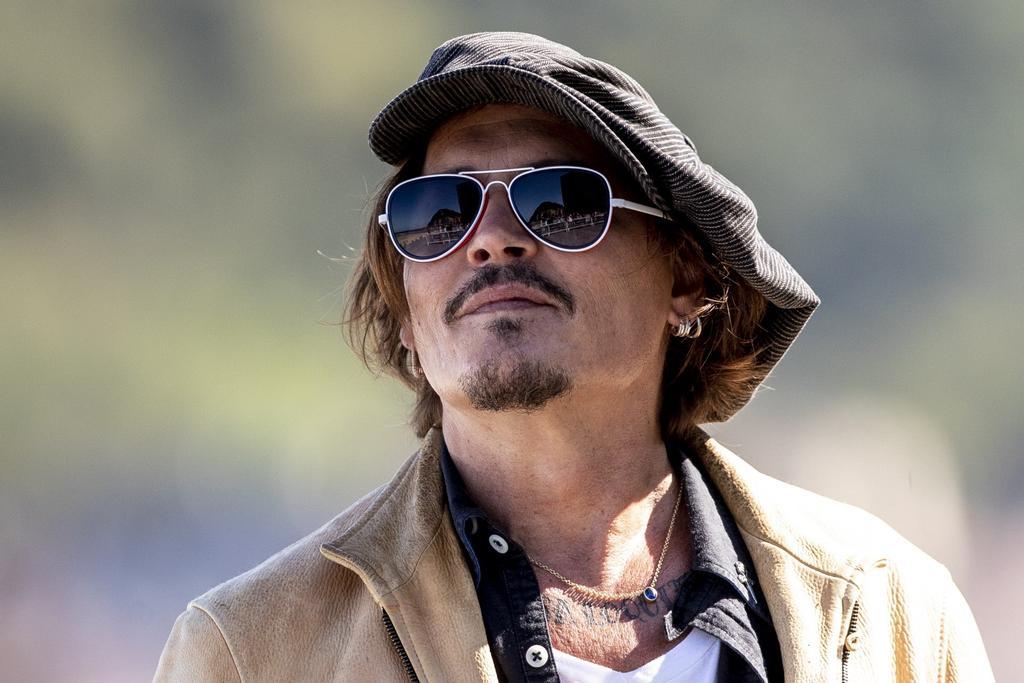 Johnny Depp mirando al infinito