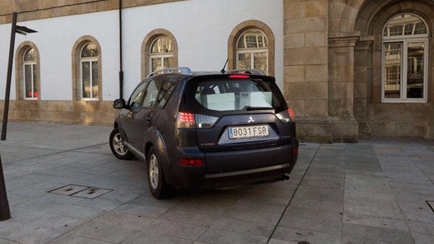 Un coche cargado de documentación sale de la Diputación de Lugo este mediodía. / EFE / Eliseo Trigo