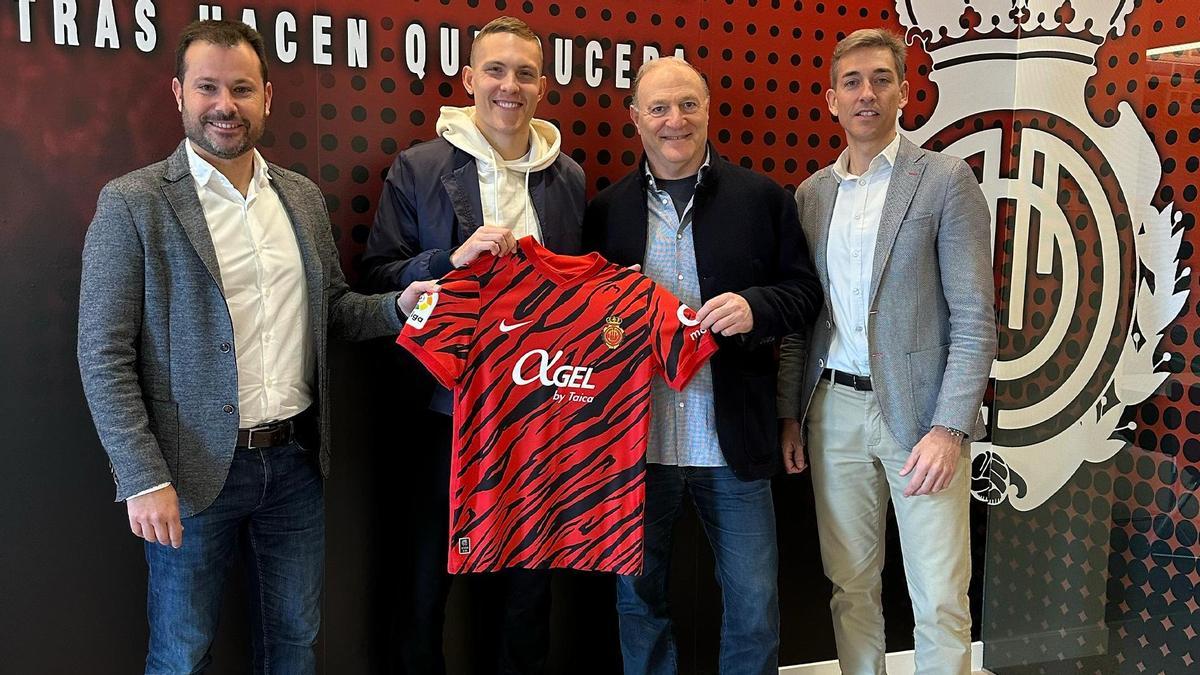 Ludwig Augustinsson posa con su nueva camiseta del Real Mallorca, acompañado por Ortells, Kohlberg y Díaz.