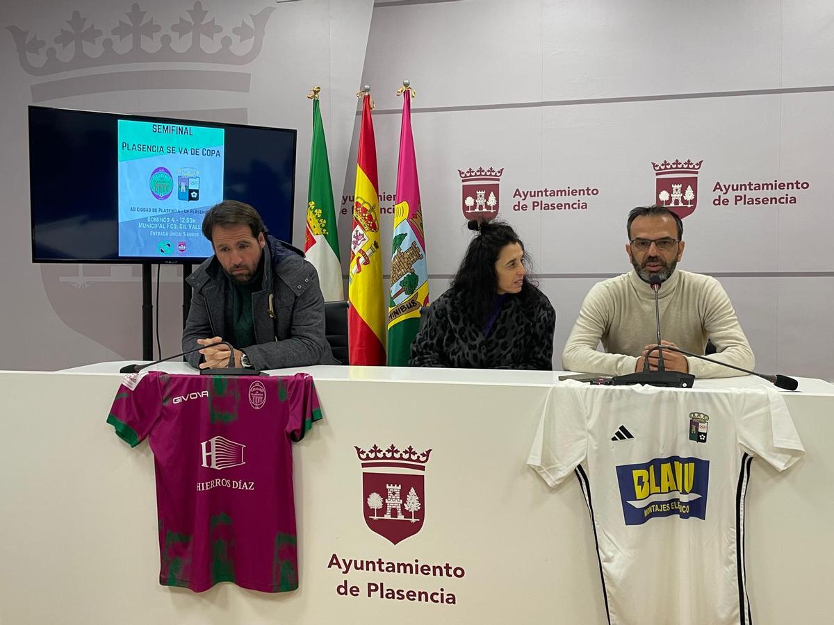 Un momento de la presentación del derbi de fútbol en Plasencia.