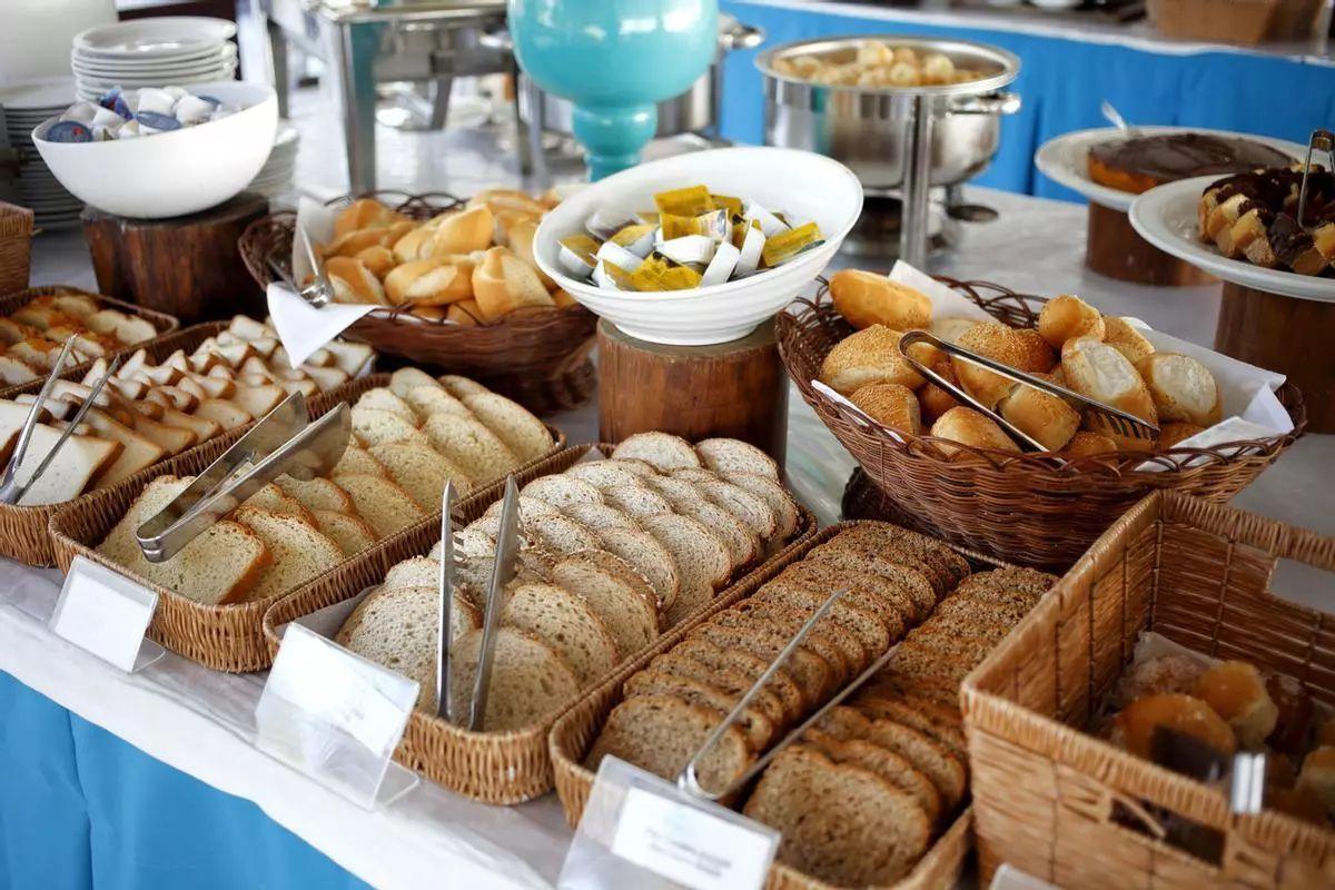 Uno de los trucos para rentabilizar el buffet es ofrecer más pan.