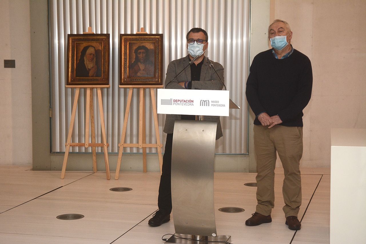 Xosé Manuel Rey, director del Museo, y César Mosquera, vicepresidente de la Diputación, con las obras que se devolverán a Polonia