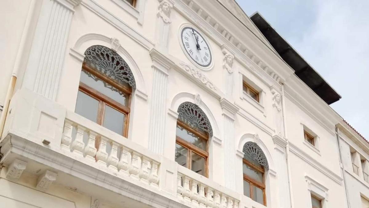 Fachada del ayuntamiento de Tavernes de la Valldigna, en una imagen de archivo.