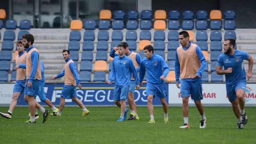 La plantilla del primer equipo durante un entrenamiento celebrado en el estadio de Pasarón. // Rafa Vázquez