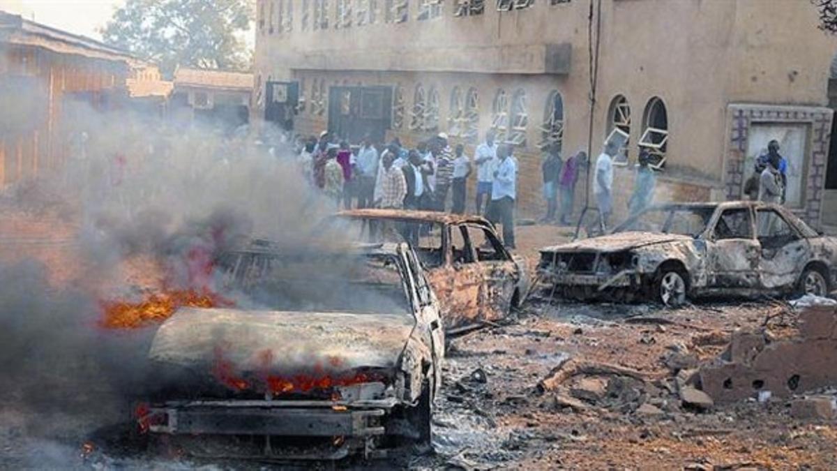 Masacre navideña 8Los coches aún ardían en el exterior de la iglesia Santa Teresa de Madala.