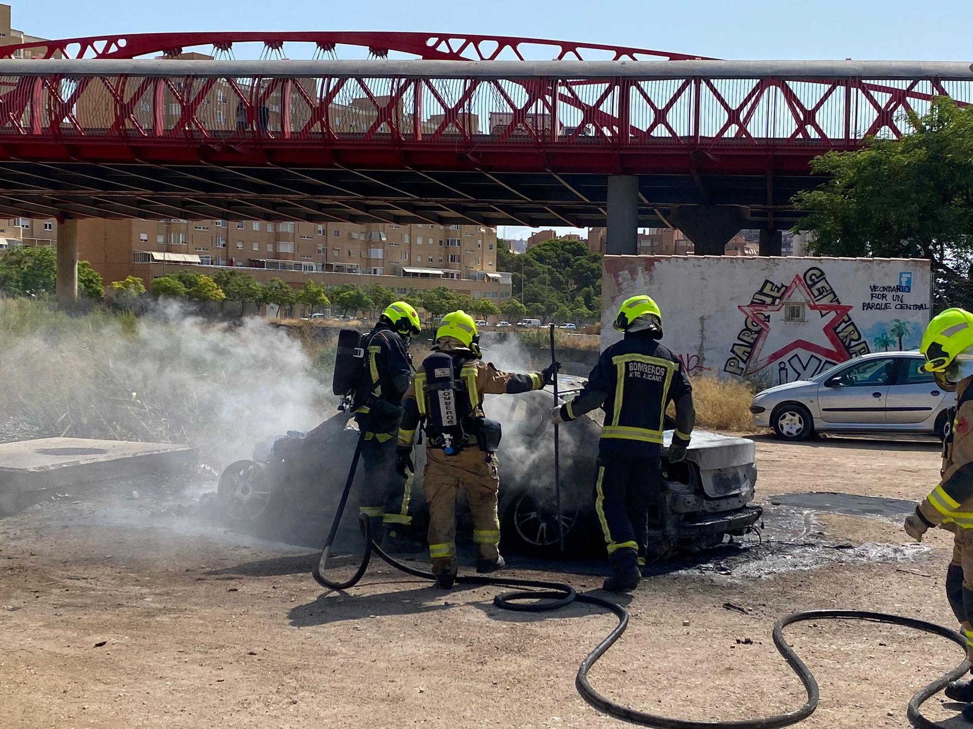 El fuego calcina un coche estacionado y daña a otro junto al puente rojo en Alicante