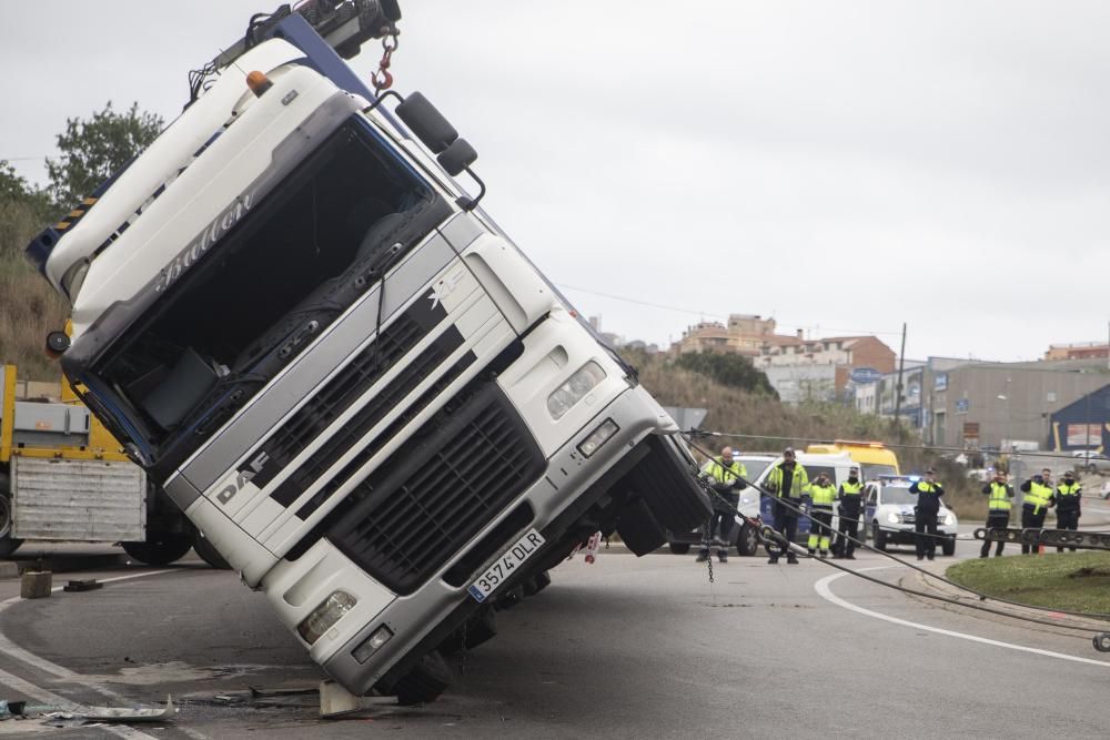 Bolca un camió i fa tallar la GI-600 a Blanes