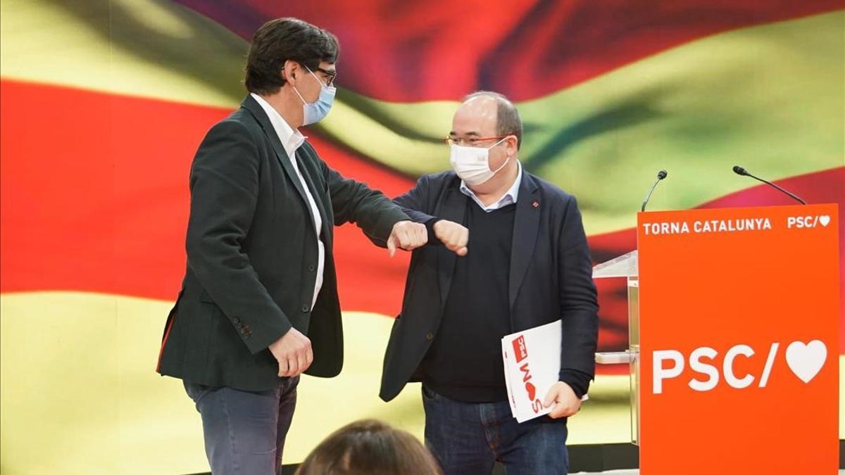 Salvador Illa y Miquel Iceta se saludan en un acto del PSC en Barcelona