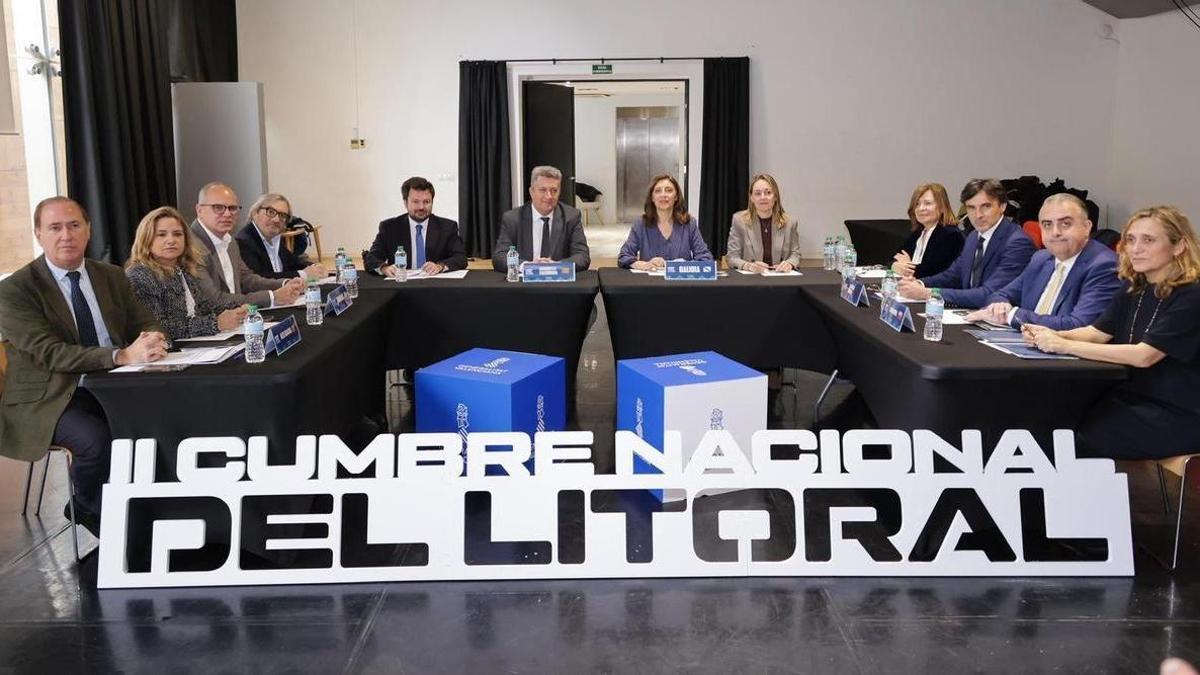 Martínez Mus y los consellers del PP hacen frente común por la ley de la Costa, este viernes.
