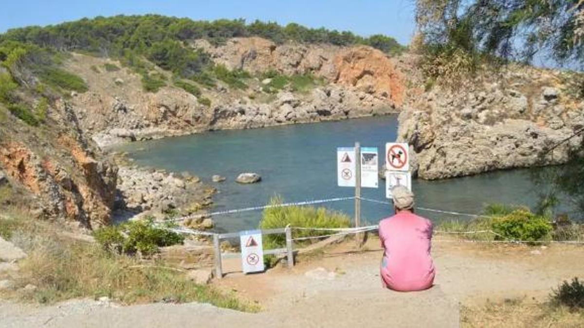 L’accés tancat a la cala de l’Illa Mateua des dels despreniments de 2022.