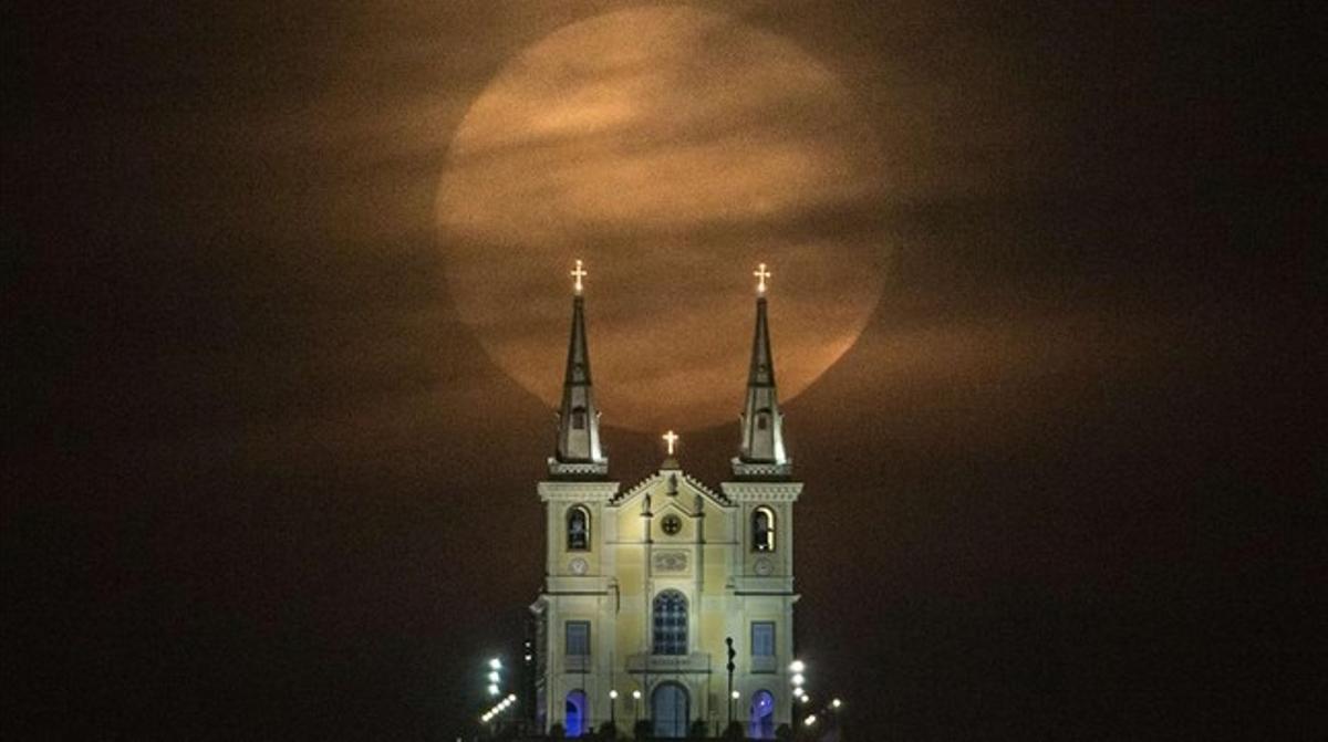 L’església de Penha da Nossa Senhora a Rio de Janeiro, Brasil, davant la superlluna d’agost.