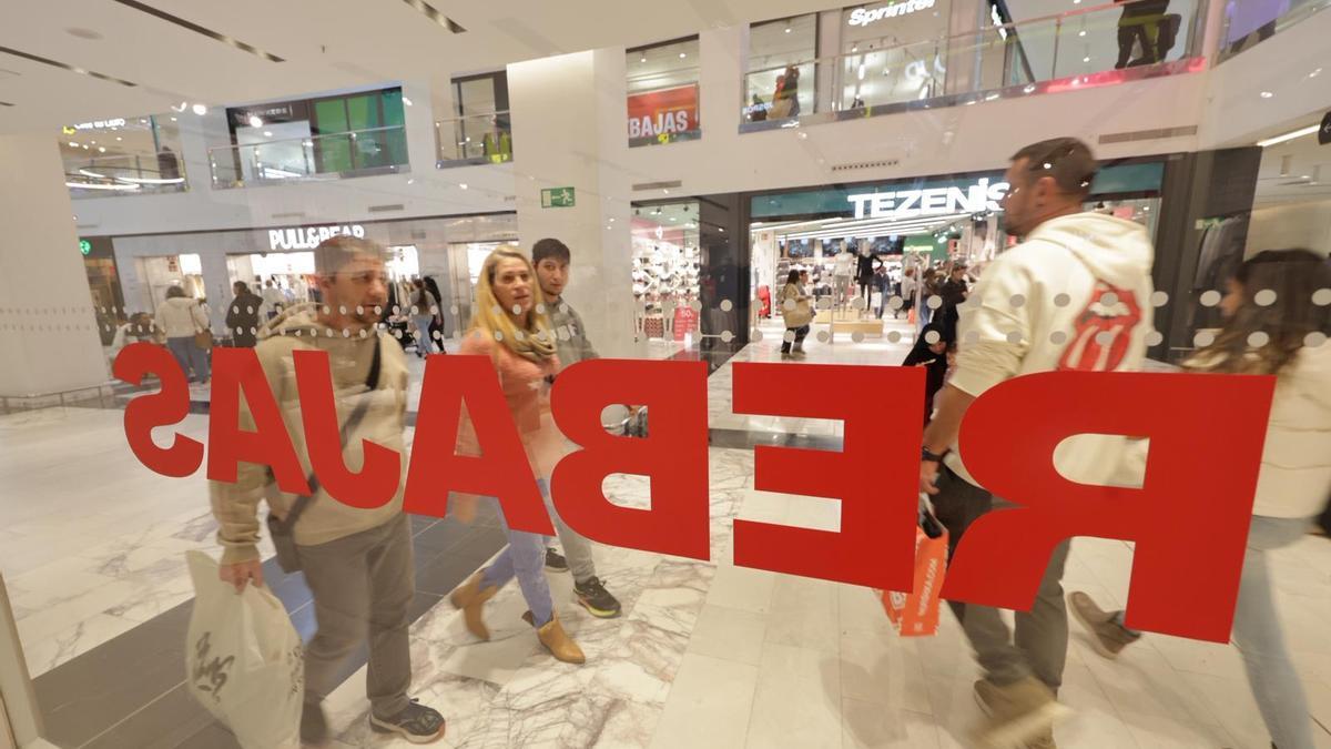 Compras de rebajas, este miércoles, en el centro comercial Salera de Castelló.