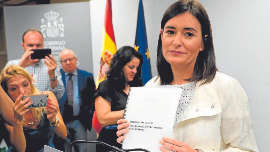 Montón resiste como ministra tras verse implicada en el escándalo de los másteres