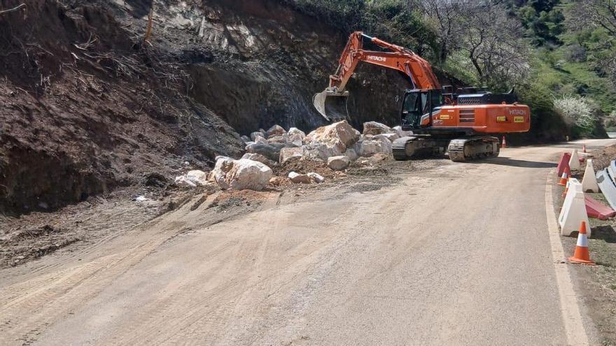 Inician la reparación de los daños en la MA-8306, que da acceso a Benalauría