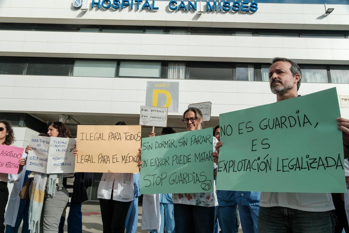Todas las fotos de la concentración de médicos en el Hospital de Ibiza